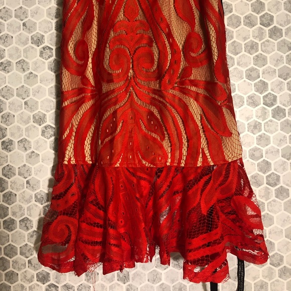 PrettyLittleThing Red Lace Midi Dress - Picture 3 of 8